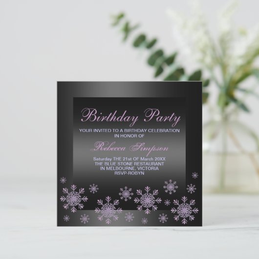 Elegante Paarse Sneeuw & Zwarte Verjaardagsuitnodi Kaart (Staand voorkant)