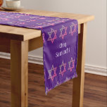 Elegante Paarse  | Ster of David Korte Tafelloper<br><div class="desc">Modern paarse STAR OF DAVID Table Runner, met kleurrijke Star of David in een betegeld patroon. Aan beide uiteinden is er TEKST die u kunt personaliseren met uw eigen begroeting of jouw naam toevoegen. Dit is een minimalistisch, eenvoudig, elegant ontwerp, geschikt voor joodse feestdagen en feesten, zoals Purim, Chanoeka, Pesach,...</div>