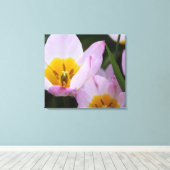 , elegante paarse tulpbloemen. Floral Canvas Afdruk (Insitu (Houten vloer))