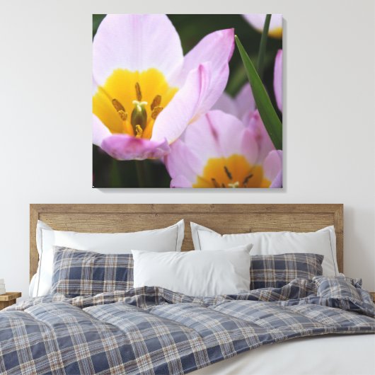 , elegante paarse tulpbloemen. Floral Canvas Afdruk (Insitu (Slaapkamer))