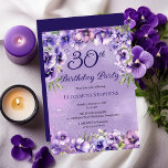 Elegante Paarse Violets Bloemen 30ste Verjaardagsf Kaart<br><div class="desc">Elegante paarse viooltjes floral design "30th Birthday Party" ontwerp met een bloemige boven- en onderkant swag van viooltjes op een verontruste violet en witte stardust achtergrond.</div>