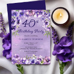 Elegante Paarse Violets Bloemen 40ste Verjaardagsf Kaart<br><div class="desc">Elegante paarse viooltjes floral design "40th Birthday Party" ontwerp met een bloemige boven- en onderkant swag van viooltjes op een verontruste violet en witte stardust achtergrond.</div>
