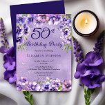 Elegante Paarse Violets Bloemen 50ste Verjaardagsf Kaart<br><div class="desc">Elegante paarse viooltjes floral design "50th Birthday Party" ontwerp met een bloemige boven- en onderkant swag van viooltjes op een verontruste violet en witte stardust achtergrond.</div>