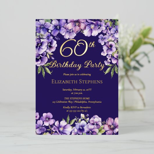Elegante Paarse Violets Bloemen 60ste Verjaardagsf Folie Uitnodiging (Staand Voorkant)