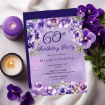 Elegante Paarse Violets Bloemen 60ste Verjaardagsf Kaart<br><div class="desc">Elegante paarse viooltjes floral design "60th Birthday Party" ontwerp met een bloemige boven- en onderkant swag van viooltjes op een verontruste violet en witte stardust achtergrond.</div>