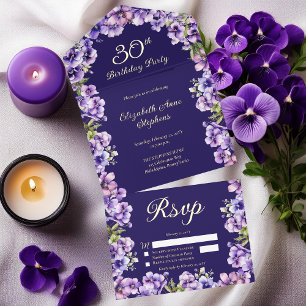 Elegante paarse viooltjes bloemige 30e verjaardags all in one uitnodiging