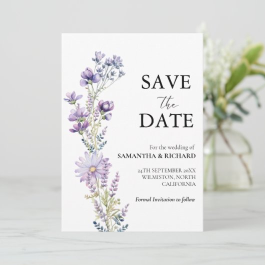 Elegante Paarse Wildflower bruiloft Save the Date Kaart (Staand voorkant)