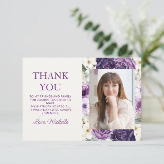 Elegante Paarse witte bloemen verjaardag dank u Bedankkaart (Staand voorkant)
