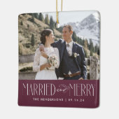 Elegante Pas getrouwd wijnfoto Getrouwd en vrolijk Keramisch Ornament (Links)