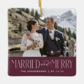 Elegante Pas getrouwd wijnfoto Getrouwd en vrolijk Keramisch Ornament (Voorkant)