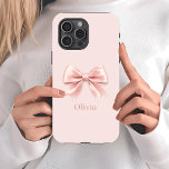 Elegante Pastel Roze Boog & Naam Gepersonaliseerd iPhone 15 Pro Case<br><div class="desc">Bescherm uw telefoon in stijl met deze elegante pastelroze telefoonhoes met een delicaat boegontwerp en uw persoonlijke naam. Door mode en functionaliteit te combineren, biedt dit hoesje een duurzame beveiliging en voegt het een vrouwelijk en verfijnd tintje toe aan uw toestel. Perfect voor dagelijks gebruik, het is een doordacht geschenk...</div>