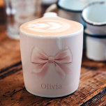 Elegante Pastel Roze Boog & Naam Gepersonaliseerd Espresso Kop<br><div class="desc">Geniet van uw favoriete espresso in stijl met deze elegante pastelroze espresso-mok, met een delicaat boogontwerp en uw aangepaste naam. Perfect voor het toevoegen van een vleugje sophisticatie aan je ochtendroutine, deze gepersonaliseerde mok combineert schoonheid met functionaliteit. Of het nu voor jezelf is of als een doordacht geschenk, deze chique...</div>