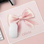 Elegante Pastel Roze Boog & Naam Gepersonaliseerd Muismat<br><div class="desc">Voeg een vleugje elegantie toe aan uw werkruimte met deze gepersonaliseerde pastelroze mousepad, met een delicaat boegontwerp en uw aangepaste naam. Deze stijlvolle mousepad is ideaal voor gebruik thuis of op de kantoor en combineert functionaliteit met vrouwelijke charme. Gemaakt met een glad oppervlak voor nauwkeurige muisbewegingen en een duurzame achterkant...</div>