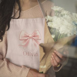Elegante Pastel Roze Boog & Naam Gepersonaliseerd  Schort<br><div class="desc">Voeg een vleugje elegantie toe aan uw keuken of buitengrillen met dit gepersonaliseerde pastelroze schort met een delicaat boogontwerp en uw aangepaste naam. Dit schort is ideaal om te koken, te bakken of in stijl te hosten en combineert praktische bruikbaarheid met een vrouwelijke, verfijnde look. Gemaakt van duurzame materialen, het...</div>