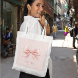 Elegante Pastel Roze Boog & Naam Gepersonaliseerd Tote Bag<br><div class="desc">Draag uw benodigdheden in stijl met deze elegante pastelroze canvas tas, met een delicaat boegontwerp en uw aangepaste naam. Ideaal voor dagelijks gebruik, shoppingtrips of als chique strandtas, dit tas is zowel functioneel als modieus. Het hoogwaardige materiaal zorgt voor duurzaamheid, terwijl het gepersonaliseerde ontwerp een unieke en vrouwelijke touch toevoegt....</div>