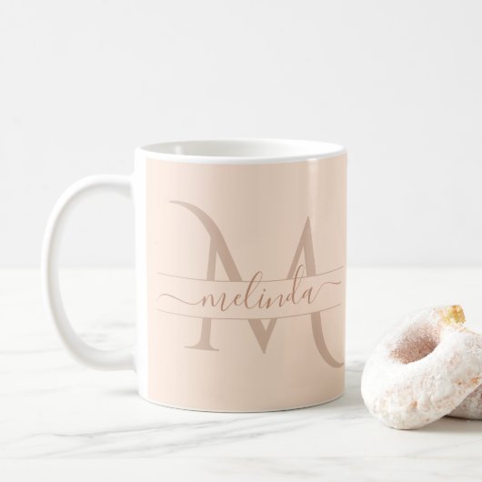 Elegante Pastel Roze Monogram Script Naam Vrouweli Koffiemok (Met donut)