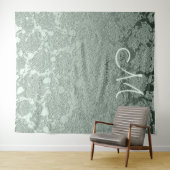 Elegante Pastel Saliegroen Monogram Achtergrond Wandkleed (In Situ (horizontaal))