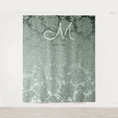Elegante Pastel Saliegroen Monogram Achtergrond Wandkleed (Voorkant)