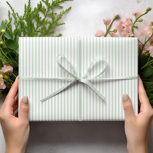 Elegante pastelgroene en witte dunne strepen cadeaupapier