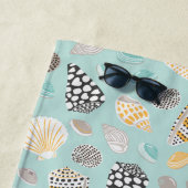 Elegante pattereerde schelpen op munt strandlaken (In situ)