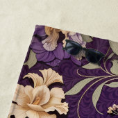 Elegante pauw op Paarse William Morris geïnspireer Strandlaken (In situ)