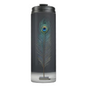 Elegante Peacock Feather op donkere achtergrond Thermosbeker (Voorkant)