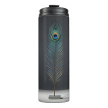 Elegante Peacock Feather op donkere achtergrond