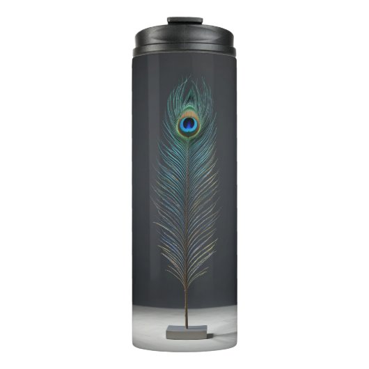 Elegante Peacock Feather op donkere achtergrond Thermosbeker (Voorkant)