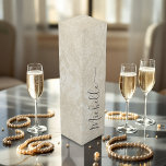 Elegante  Pearl Damask gepersonaliseerd Wijn<br><div class="desc">Verhoog uw wijngeschenk met deze elegante wijndoos met een chique  parelkleurig damaspatroon en een gepersonaliseerde scriptnaam. Perfect voor vrijgezellenfeesten,  bruiloften of speciale gelegenheden,  dit verfijnde ontwerp combineert prachtig met het Parels- en Prosecco-thema en voegt een vleugje tijdloze elegantie toe aan elk feest.</div>