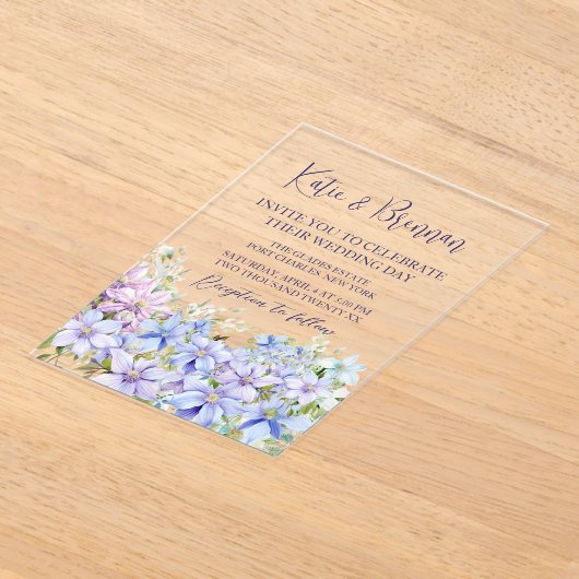 Elegante Periwinkle Clematis bruiloft Acryl Uitnodigingen (Laagn)