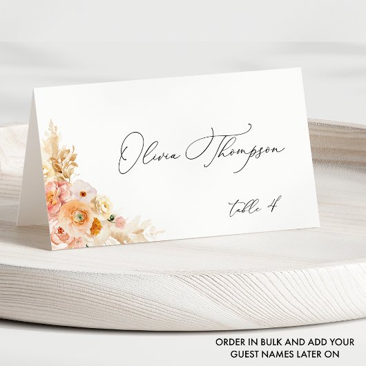 Elegante Perzik en Crème met Monogram Bruiloft Plaatskaartje