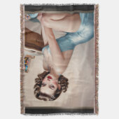 Elegante pin-up meisje schoonheid in satijnblauwe  deken (Voorkant Verticaal)