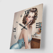 Elegante pin-up meisje schoonheid in satijnblauwe  vierkante klok (Hoek)