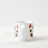 Elegante Pine Cone Espresso Mok – Vieren van Natuu (Achterkant)