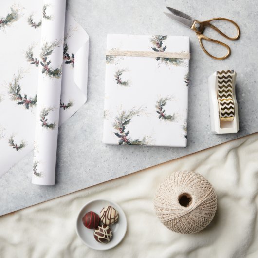Elegante Pine en Holly Krans met gouden accenten Cadeaupapier (Crafts)