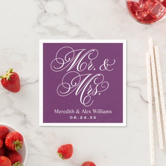 Elegante Plum Mr. en Mrs. Script Custom Monogram Servetten (Insitu)