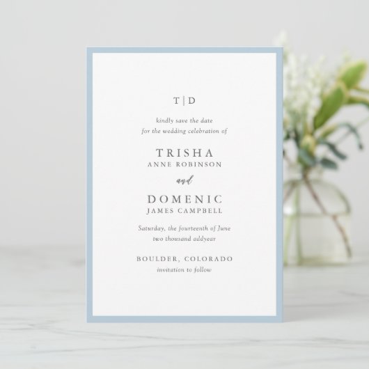 Elegante poederblauwe monogram moderne trouw save the date (Staand voorkant)