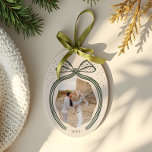 Elegante Polka Dot Christmas Bow Photo Keepsake Keramisch Ornament<br><div class="desc">Vier de magie van het vakantieseizoen met onze elegante polka dot Kerstboog foto keepsake keramisch ornament. Dit prachtig vervaardigde ornament is ontworpen om uw meest gekoesterde herinneringen met elegantie en gratie vast te leggen. Beschikt over een charmante stip boog met sierlijk draperende lint staarten, aangevuld met verspreide stippen die een...</div>