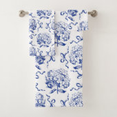 Elegante Preppy Blue Hydrangea Bow Toile Pattern Bad Handdoek (Insitu)