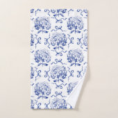 Elegante Preppy Blue Hydrangea Bow Toile Pattern Bad Handdoek (Handdoek)