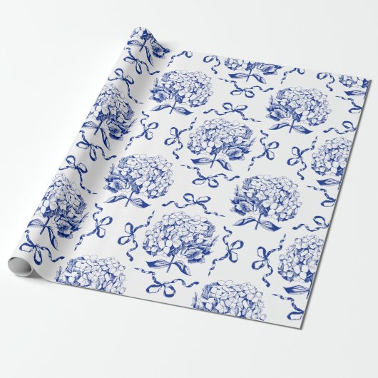 Elegante Preppy Blue Toile Hydrangea Bow Pattern Cadeaupapier (Uitgerold)