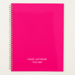 Elegante professionele hot roze naam titel jaar planner<br><div class="desc">Minimalistische hot pink,  fuchsia,  magenta en witte aangepaste tekst moderne eenvoudige elegante chique gepersonaliseerde planner. Volledig aanpasbare witte tekst,  hete roze effen effen kleur achtergrond. U kunt het aanpassen met naam en achternaam en titel,  jaar,  bedrijfsnaam,  beroeps,  zaken,  enz</div>