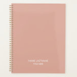 Elegante professionele stoffige roze naam titel ja planner<br><div class="desc">Minimalistische stoffige roze en witte aangepaste tekst moderne eenvoudige elegante chique gepersonaliseerde planner. Volledig aanpasbare witte tekst,  stoffige roze effen effen kleur achtergrond. U kunt het aanpassen met naam en achternaam en titel,  jaar,  bedrijfsnaam,  beroeps,  zaken,  enz</div>