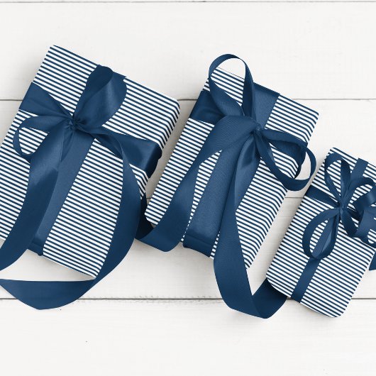 Elegante Pruisische Blauw en Wit Dun Gestreept Cadeaupapier