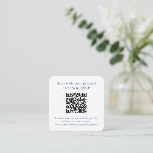 Elegante QR Code Blauw Wit Huwelijk RSVP Informatiekaartje (Staand voorkant)