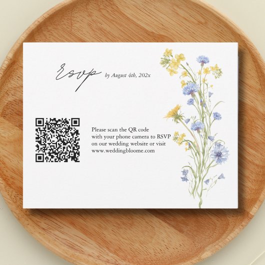 Elegante QR-code trouw RSVP kaart met wilde bloeme