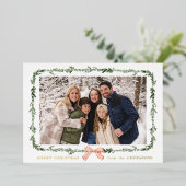 Elegante Red Bow Greenery Garland Foto Folie Feestdagenkaart (Staand Voorkant)
