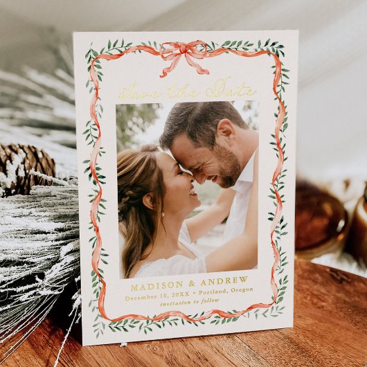 Elegante Red Ribbon Greenery Foto Sla de datum op Folie Uitnodiging