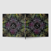 Elegante regenboog scrollwerk schrift op zwart gastenboek (Volledig)