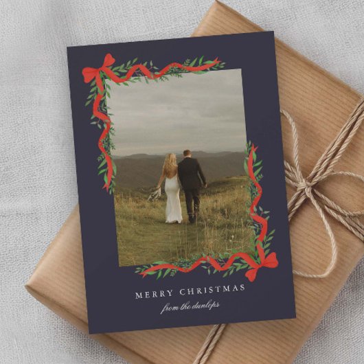 Elegante rode boog met groen Foto Kerstmis Feestdagenkaart